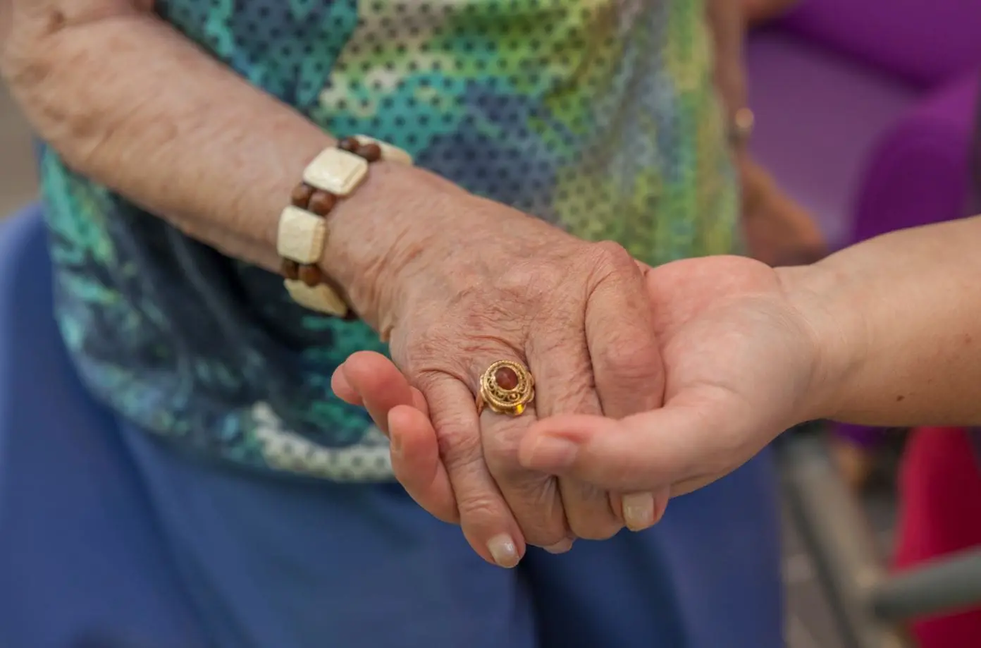 Twee handen die elkaar vasthouden