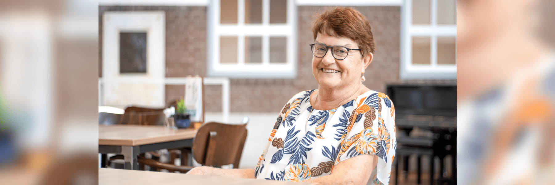 vrouw lachend naar camera