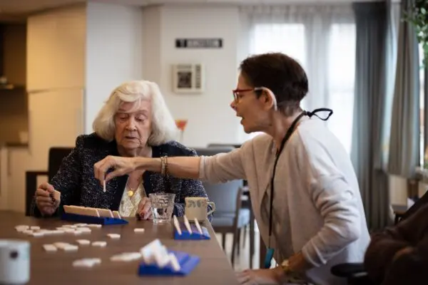 Twee vrouwen van de gerontopsychiatrische afdeling die rummikub spelen