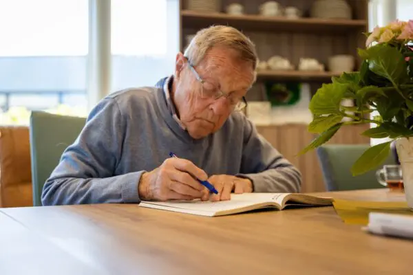 Man die een woordzoeker doet op gerontopyschiatrie afdeling in Wageningen
