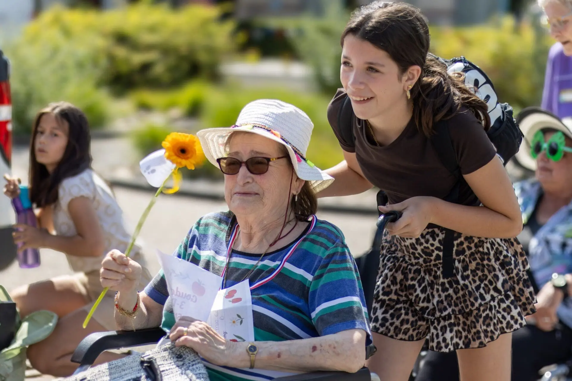 Vrijwilligerswerk de Lingehof Bemmel, vrouw die een andere vrouw in een rolstoel duwt