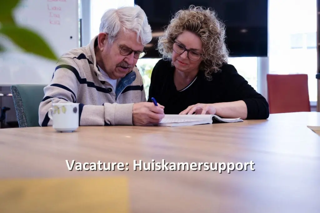 Vrouw die samen met een man iets leest