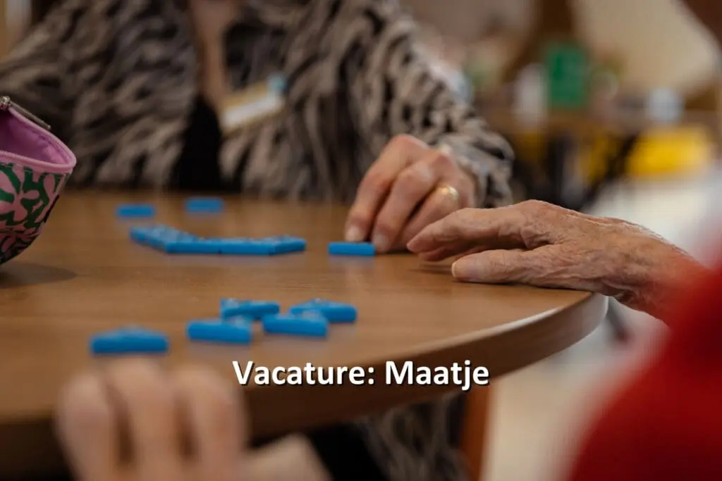 Twee handen die een spel spelen