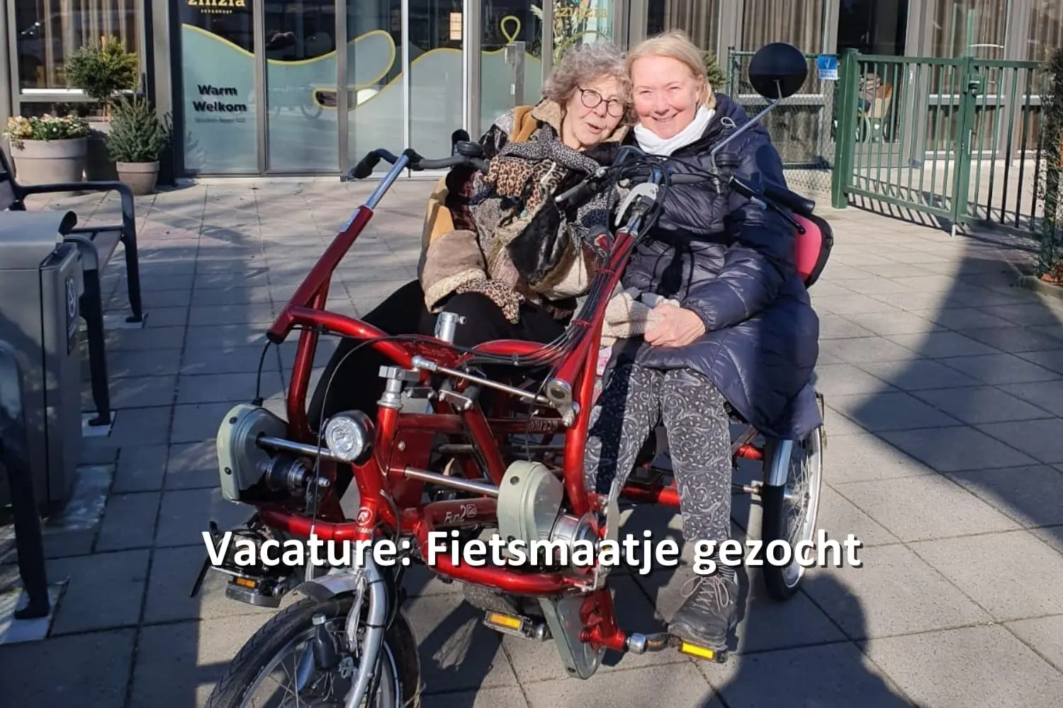 Vacature fietsmaatje. Twee vrouwen op een duofiets