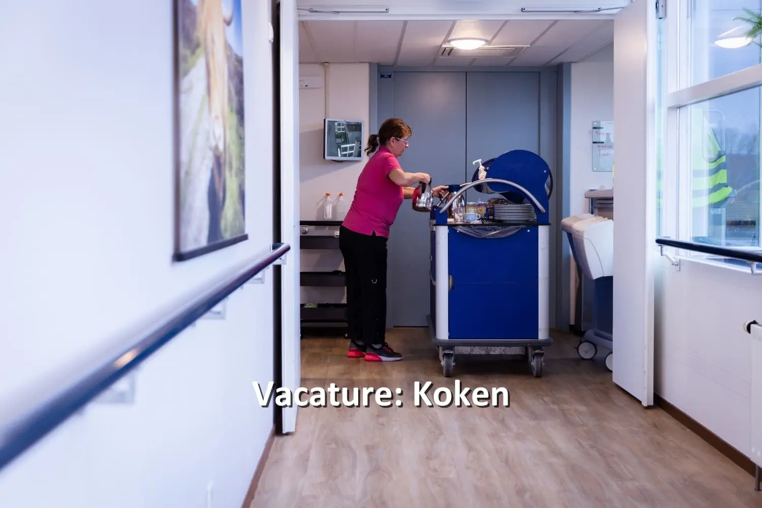 Vrouw die achter een kar met eten staat