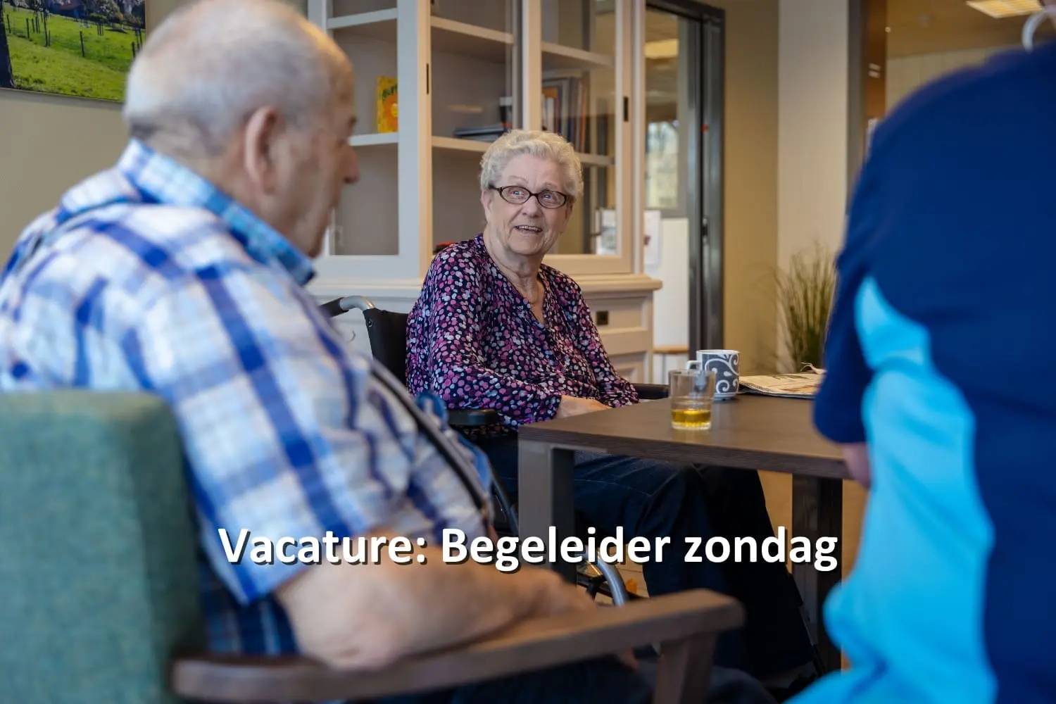 Begeleider die naast een man en vrouw zit