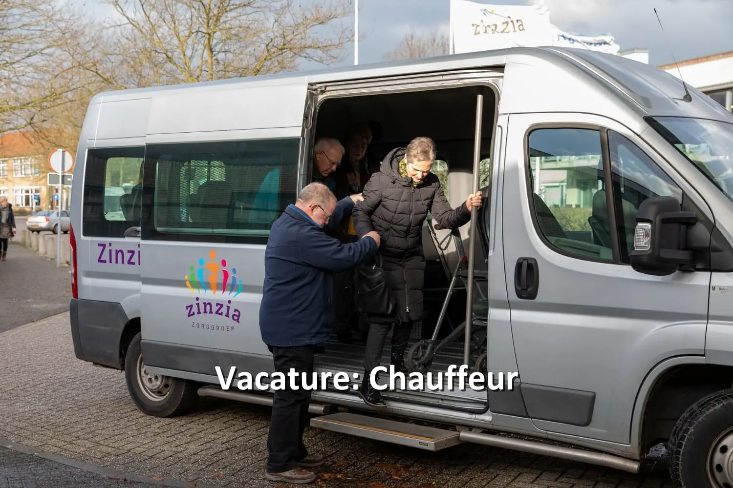 Chauffeur die een vrouw uit een busje helpt