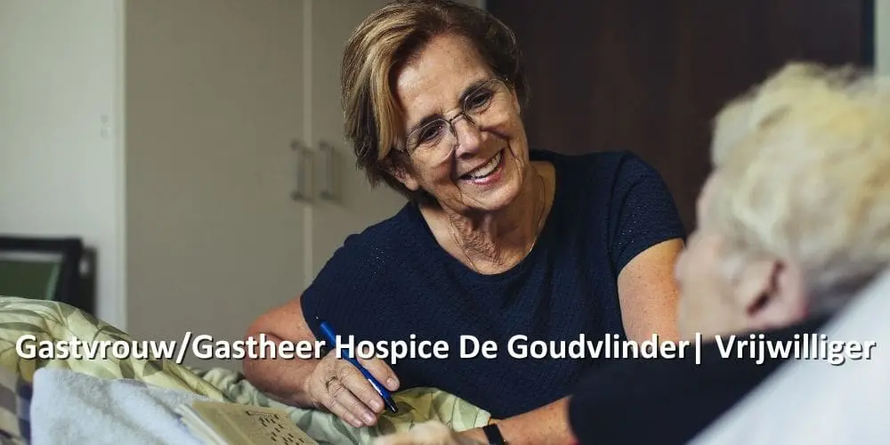 Vrouw kijkt naar oudere vrouw op bed en lacht