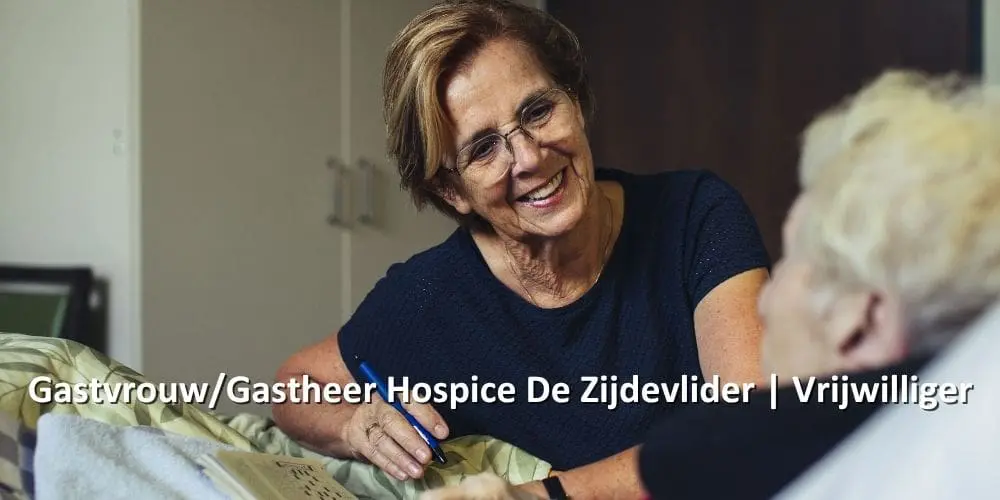 Vrouw kijkt naar oudere vrouw op bed en lacht