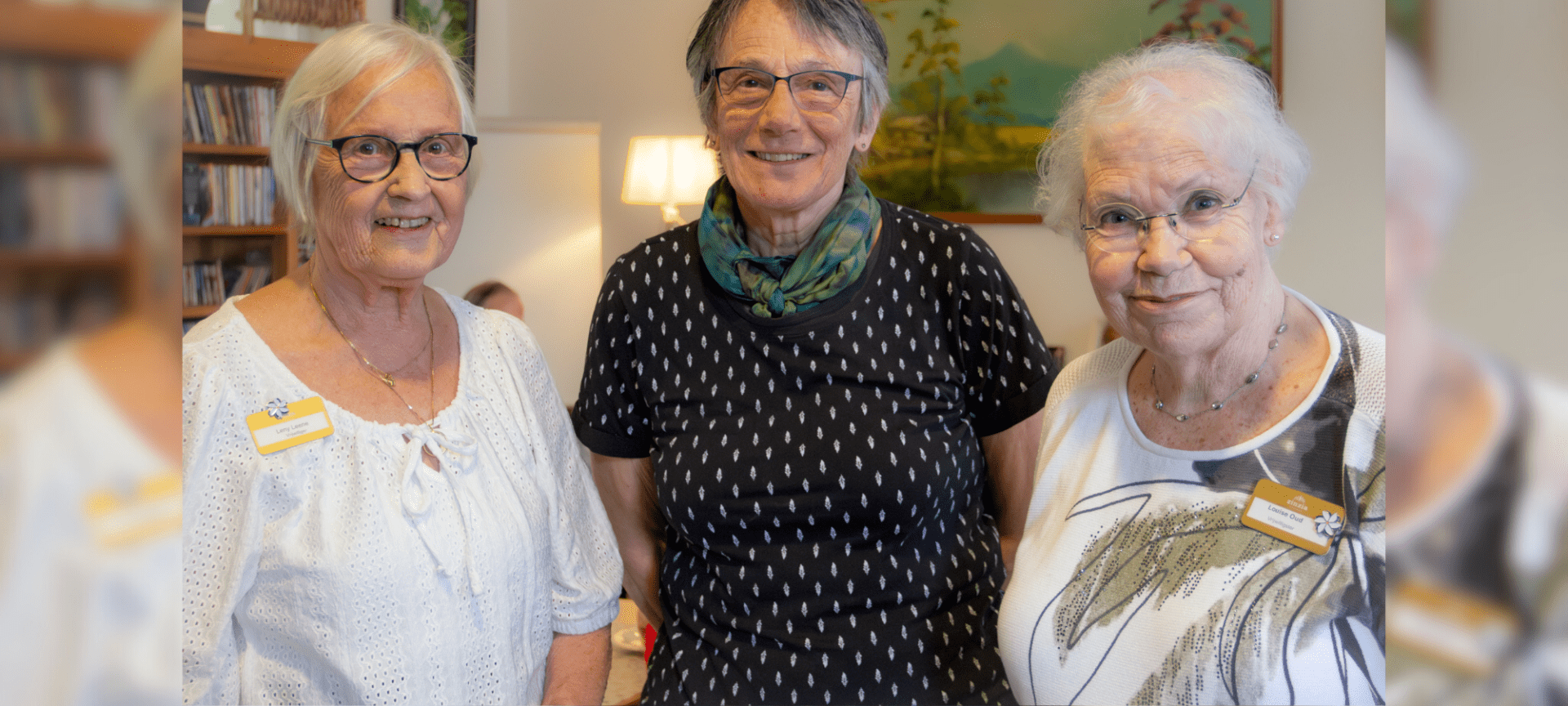 3 oudere vrouwen met brillen op naast elkaar kijkend naar de camera