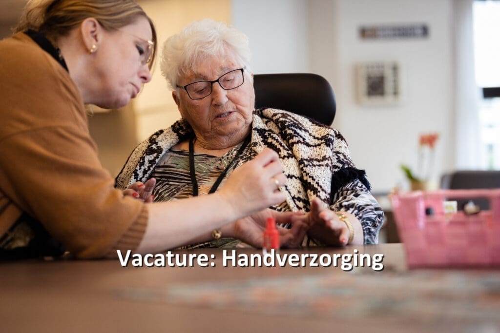 Vrijwilliger die een mevrouw helpt met handverzorging