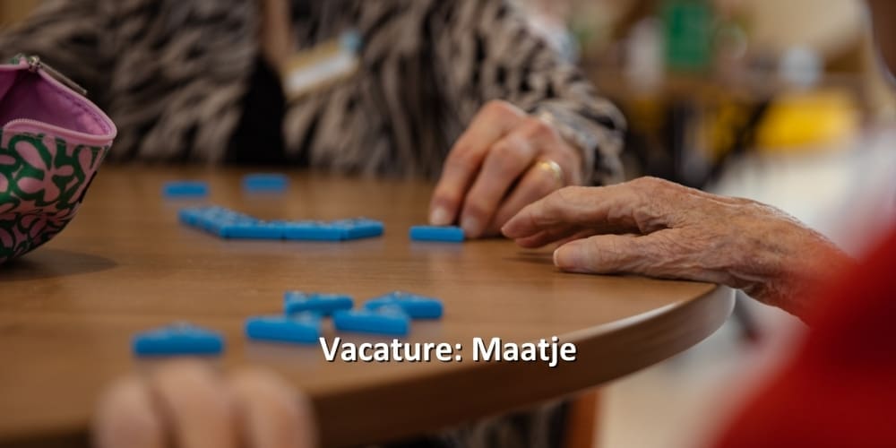 Handen op een tafel die een spel spelen