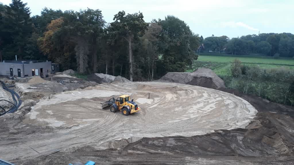 Terrein wordt bouwklaar gemaakt voor de realisatie van het ronde gebouw
